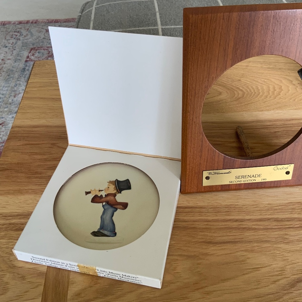 M.J.Hummel Miniature Plate 1985 “Serenade” & Frame